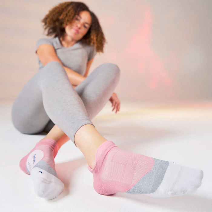 Unisex Feetures Elite Light Cushion No-Show Tab Socks